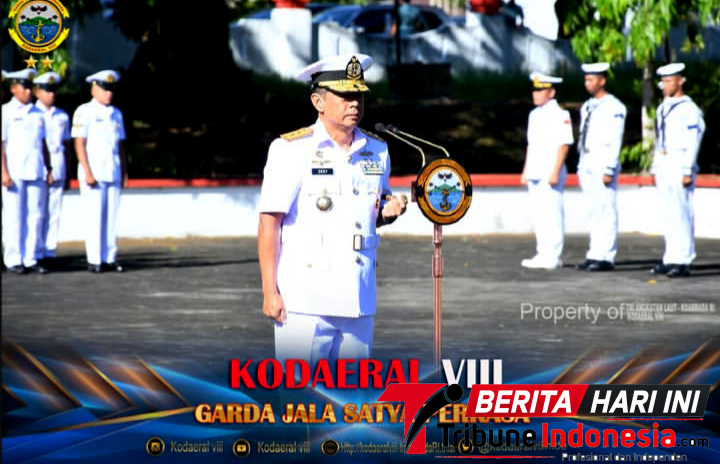 ‎Dankodaeral VIII, Laksda TNI Dery Triesananto Suhendi, S.E., M.Tr.Opsla., Saat Ziarah Ke TMP Kairagi Manado. (Dok. Istimewa)
‎