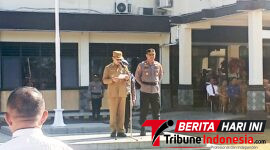 ‎Walikota Bitung, Hengky Honandar, S.E., di dampingi Kapolres Bitung, AKBP Arie Sulistyo Nugroho, S.H., S.I.K., M.H., Saat Membaca Amanat Kapolda Sulut,  Irjen Pol. Dr. Riycke Harry Langie, S.I.K., M.H., (Ft. talia)