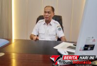 ‎​Plt. Kepala Bapenda Kota Bitung, Theo Rorong, S.E., di ruang kerjanya. (Ft. talia)