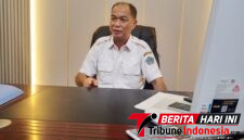 Plt. Kepala Bapenda Kota Bitung, Theo Rorong, S.E., di ruang kerjanya. (Ft. talia)