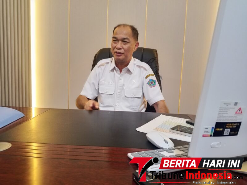 ‎​Plt. Kepala Bapenda Kota Bitung, Theo Rorong, S.E., di ruang kerjanya. (Ft. talia)