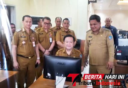 ‎𝐑𝐚𝐧𝐝𝐢𝐭𝐨 𝐌𝐚𝐫𝐢𝐧𝐠𝐤𝐚, S.Sos., Saat Memantau 
‎Tes Pro ASN di lingkungan Pemerintah Kota Bitung. (Dok. Istimewa)