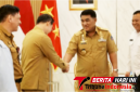 ‎Wali Kota Bitung 𝐇𝐞𝐧𝐠𝐤𝐲 𝐇𝐨𝐧𝐚𝐧𝐝𝐚𝐫, S.E., pada saat berjabatangan dengan Gubernur Sulut, Mayjen TNI (Purn) Yulius Selvanus, S.E, (Dok. Istimewa)