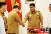 ‎Wali Kota Bitung 𝐇𝐞𝐧𝐠𝐤𝐲 𝐇𝐨𝐧𝐚𝐧𝐝𝐚𝐫, S.E., pada saat berjabatangan dengan Gubernur Sulut, Mayjen TNI (Purn) Yulius Selvanus, S.E, (Dok. Istimewa)
