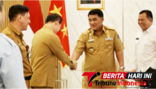 Wali Kota Bitung 𝐇𝐞𝐧𝐠𝐤𝐲 𝐇𝐨𝐧𝐚𝐧𝐝𝐚𝐫, S.E., pada saat berjabatangan dengan Gubernur Sulut, Mayjen TNI (Purn) Yulius Selvanus, S.E, (Dok. Istimewa)