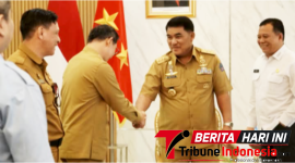 ‎Wali Kota Bitung 𝐇𝐞𝐧𝐠𝐤𝐲 𝐇𝐨𝐧𝐚𝐧𝐝𝐚𝐫, S.E., pada saat berjabatangan dengan Gubernur Sulut, Mayjen TNI (Purn) Yulius Selvanus, S.E, (Dok. Istimewa)