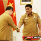 ‎Wali Kota Bitung 𝐇𝐞𝐧𝐠𝐤𝐲 𝐇𝐨𝐧𝐚𝐧𝐝𝐚𝐫, S.E., pada saat berjabatangan dengan Gubernur Sulut, Mayjen TNI (Purn) Yulius Selvanus, S.E, (Dok. Istimewa)