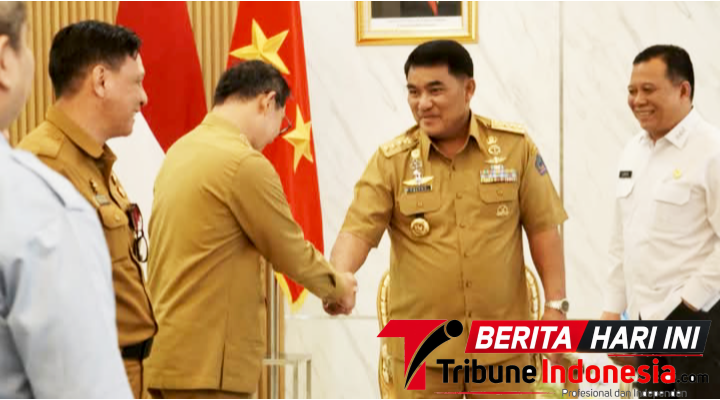 ‎Wali Kota Bitung 𝐇𝐞𝐧𝐠𝐤𝐲 𝐇𝐨𝐧𝐚𝐧𝐝𝐚𝐫, S.E., pada saat berjabatangan dengan Gubernur Sulut, Mayjen TNI (Purn) Yulius Selvanus, S.E, (Dok. Istimewa)