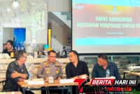 Kapolres Bitung AKBP Arie Sulistyo Nugroho, S.H., S.I.K., M.H., saat berdiskusi bersama Ketua KPU Kota Bitung Deslie Sumampouw, S.E., (Dok. Istimewa)