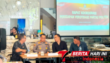 Kapolres Bitung AKBP Arie Sulistyo Nugroho, S.H., S.I.K., M.H., saat berdiskusi bersama Ketua KPU Kota Bitung Deslie Sumampouw, S.E., (Dok. Istimewa)