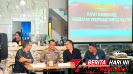 ‎Kapolres Bitung AKBP Arie Sulistyo Nugroho, S.H., S.I.K., M.H., saat berdiskusi bersama Ketua KPU Kota Bitung Deslie Sumampouw, S.E., (Dok. Istimewa)