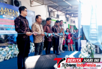 BRANCH MANAGER Brastha Setya Riyantanto Saat melakukan gunting pita secara bersama. (Ft. talia)
‎