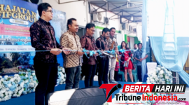 BRANCH MANAGER Brastha Setya Riyantanto Saat melakukan gunting pita secara bersama. (Ft. talia)
‎