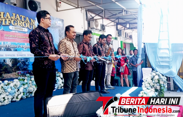 BRANCH MANAGER Brastha Setya Riyantanto Saat melakukan gunting pita secara bersama. (Ft. talia)
‎