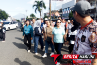 ‎Ketua TP. PKK Bitung, Ellen Honandar Sondakh, S.E, Saat memasuki Perumda Pasar Bitung. (Ft. talia)
‎