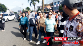 ‎Ketua TP. PKK Bitung, Ellen Honandar Sondakh, S.E, Saat memasuki Perumda Pasar Bitung. (Ft. talia)
‎