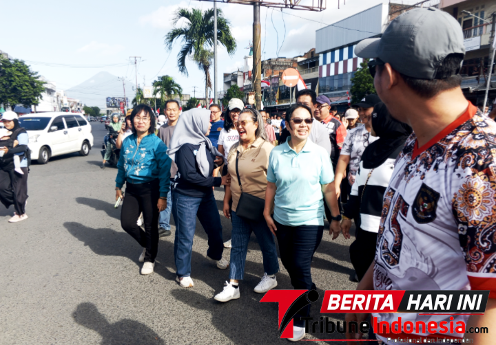 ‎Ketua TP. PKK Bitung, Ellen Honandar Sondakh, S.E, Saat memasuki Perumda Pasar Bitung. (Ft. talia)
‎