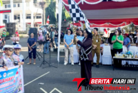Bunda PAUD Kota Bitung, Ny. Ellen Honandar Sondakh, Saat Melepas Para peserta Lomba Gerak Jalan Tingkat TK/PAUD Se-Kota Bitung. (Dok. Istimewa)