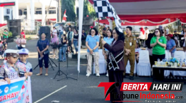 Bunda PAUD Kota Bitung, Ny. Ellen Honandar Sondakh, Saat Melepas Para peserta Lomba Gerak Jalan Tingkat TK/PAUD Se-Kota Bitung. (Dok. Istimewa)