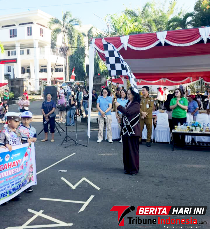 Bunda PAUD Kota Bitung, Ny. Ellen Honandar Sondakh, Saat Melepas Para peserta Lomba Gerak Jalan Tingkat TK/PAUD Se-Kota Bitung. (Dok. Istimewa)