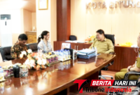 ‎Walikota Bitung, Hengky Honandar, S.E., di dampingi Kadis Kominfo Bitung, Altin Tumengkol, SIP, MSi. saat menerima Refaya Fresy Cinta Betah, Diruangan Kerjanya. (Dok. Istimewa)