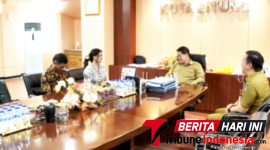 ‎Walikota Bitung, Hengky Honandar, S.E., di dampingi Kadis Kominfo Bitung, Altin Tumengkol, SIP, MSi. saat menerima Refaya Fresy Cinta Betah, Diruangan Kerjanya. (Dok. Istimewa)