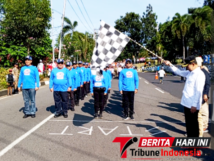 ‎Walikota Bitung, Hengky Honandar, S.E, Saat melepas Barisan pertama FKUB di garis Start. (Ft. talia)