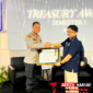 ‎Kapolres Bitung AKBP Arie Sulistyo Nugroho, S.H., S.I.K., M.H. saat menerima 
‎Penghargaan Treasury Award KPPN. (Dok. Istimewa)
‎