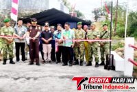 Sekretaris Daerah Kota Bitung Ir. Ignatius Rudy Theno, S.T., M.T., M.A.P., 
‎bersama Kepala Kejaksaan Negeri Bitung Erwin Widihantono, S.H., M.H.,Saat  melakukan gunting pita. (Ft. talia)