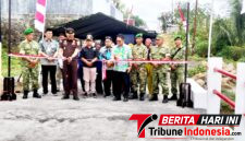 Sekretaris Daerah Kota Bitung Ir. Ignatius Rudy Theno, S.T., M.T., M.A.P.,
bersama Kepala Kejaksaan Negeri Bitung Erwin Widihantono, S.H., M.H.,Saat melakukan gunting pita. (Ft. talia)