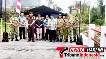 Sekretaris Daerah Kota Bitung Ir. Ignatius Rudy Theno, S.T., M.T., M.A.P.,
bersama Kepala Kejaksaan Negeri Bitung Erwin Widihantono, S.H., M.H.,Saat melakukan gunting pita. (Ft. talia)