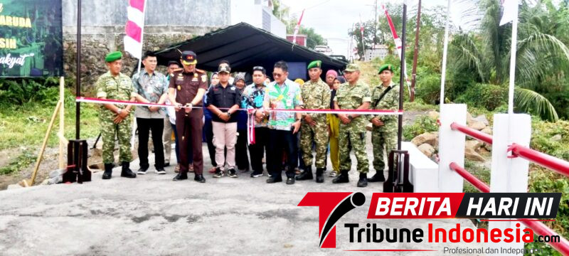 Sekretaris Daerah Kota Bitung Ir. Ignatius Rudy Theno, S.T., M.T., M.A.P., 
‎bersama Kepala Kejaksaan Negeri Bitung Erwin Widihantono, S.H., M.H.,Saat  melakukan gunting pita. (Ft. talia)