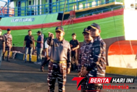 Dankodaeral VIII Laksda TNI Dery Triesananto Suhendi, S.E., M.Tr.Opsla., saat berada di dermaga Samuel Languyu Bitung Satrol Kodaeral VIII. (Ft. talia)
‎