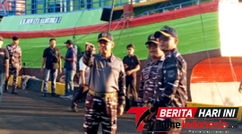 Dankodaeral VIII Laksda TNI Dery Triesananto Suhendi, S.E., M.Tr.Opsla., saat berada di dermaga Samuel Languyu Bitung Satrol Kodaeral VIII. (Ft. talia)
‎