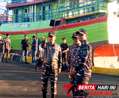 Dankodaeral VIII Laksda TNI Dery Triesananto Suhendi, S.E., M.Tr.Opsla., saat berada di dermaga Samuel Languyu Bitung Satrol Kodaeral VIII. (Ft. talia)
‎