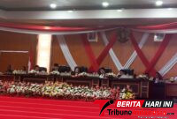 ‎Wali Kota Bitung, Hengky Honandar, S.E., Saat mendengarkan Pidato Presiden Republik Indonesia, Di kantor DPRD Kota Bitung. (Ft. talia)