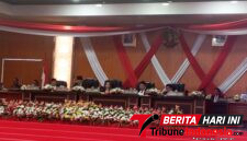 ‎Wali Kota Bitung, Hengky Honandar, S.E., Saat mendengarkan Pidato Presiden Republik Indonesia, Di kantor DPRD Kota Bitung. (Ft. talia)