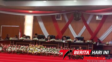 ‎Wali Kota Bitung, Hengky Honandar, S.E., Saat mendengarkan Pidato Presiden Republik Indonesia, Di kantor DPRD Kota Bitung. (Ft. talia)