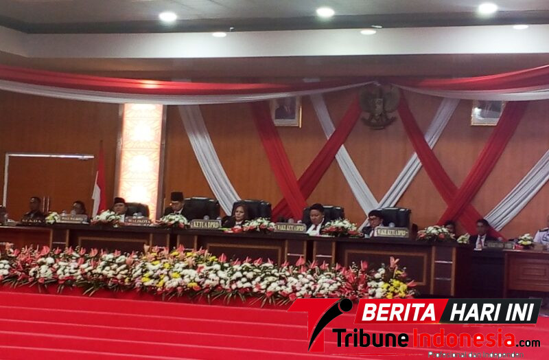 ‎Wali Kota Bitung, Hengky Honandar, S.E., Saat mendengarkan Pidato Presiden Republik Indonesia, Di kantor DPRD Kota Bitung. (Ft. talia)