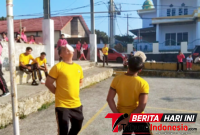 ‎Aksi Kapolres Bitung, Arie Sulistyo Nugroho, S.H., S.I.K., M.H., di lomba Makan Kerupuk. (Dok. Ist)
‎