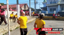 ‎Aksi Kapolres Bitung, Arie Sulistyo Nugroho, S.H., S.I.K., M.H., di lomba Makan Kerupuk. (Dok. Ist)
‎
