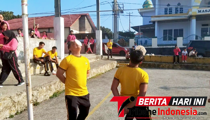 ‎Aksi Kapolres Bitung, Arie Sulistyo Nugroho, S.H., S.I.K., M.H., di lomba Makan Kerupuk. (Dok. Ist)
‎