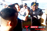 ‎Gubernur Sulawesi Utara, Mayjen TNI (Purn) Yulius Selvanus, Saat Memberikan Sembako Kepada Nelayan. (Ft. talia)
‎
‎