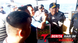 ‎Gubernur Sulawesi Utara, Mayjen TNI (Purn) Yulius Selvanus, Saat Memberikan Sembako Kepada Nelayan. (Ft. talia)
‎
‎