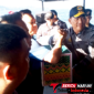 ‎Gubernur Sulawesi Utara, Mayjen TNI (Purn) Yulius Selvanus, Saat Memberikan Sembako Kepada Nelayan. (Ft. talia)
‎
‎