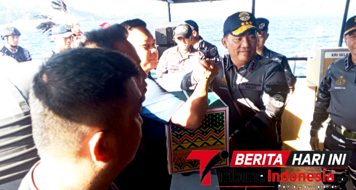 ‎Gubernur Sulawesi Utara, Mayjen TNI (Purn) Yulius Selvanus, Saat Memberikan Sembako Kepada Nelayan. (Ft. talia)
‎
‎