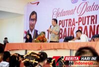 ‎Kadis kominfo Bitung, Altin Abraham Tumengkol, S.IP., M.Si., Saat memberi motivasi kepada para Mahasiswa baru Di Kampus Orange. (Dok. Istimewa)