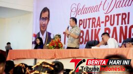 ‎Kadis kominfo Bitung, Altin Abraham Tumengkol, S.IP., M.Si., Saat memberi motivasi kepada para Mahasiswa baru Di Kampus Orange. (Dok. Istimewa)