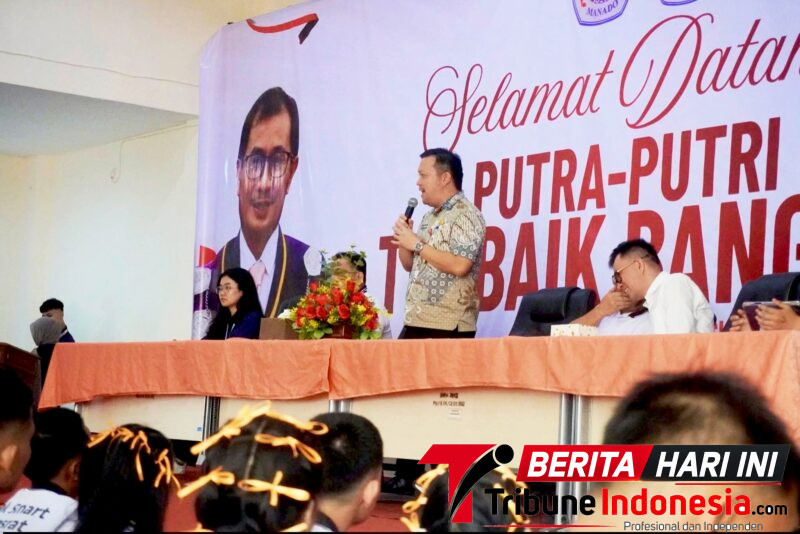 ‎Kadis kominfo Bitung, Altin Abraham Tumengkol, S.IP., M.Si., Saat memberi motivasi kepada para Mahasiswa baru Di Kampus Orange. (Dok. Istimewa)