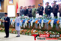 ‎Wali Kota Bitung, Hengky Honandar, S.E., saat mengukuhkan anggota Pasukan Pengibar Bendera Pusaka (Paskibraka) Kota Bitung Tahun 2026. (Ft. talia)
‎